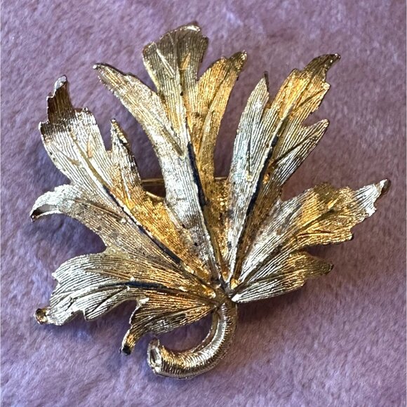 Vintage Mid-Century Gold-Tone Maple Leaf Brooch Pin Textured Detailing Unsigned - Picture 2 of 10